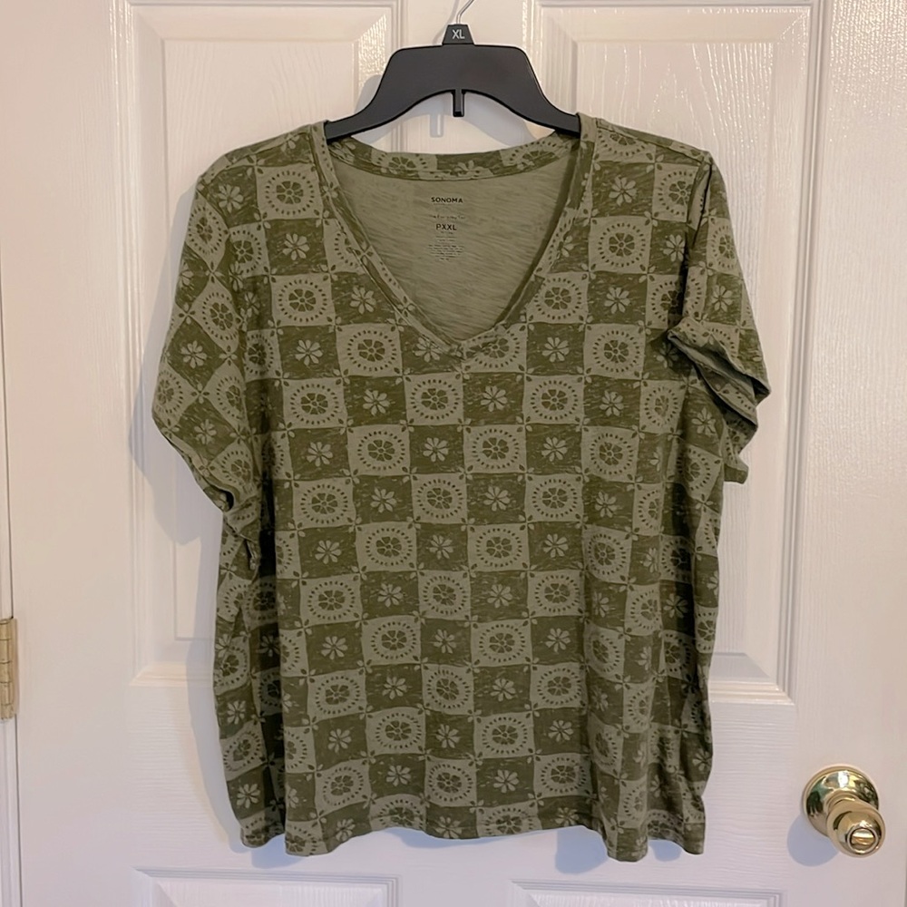 SONOMA short sleeve Green Floral Design V Neck Top Flowers all over Size PXXL